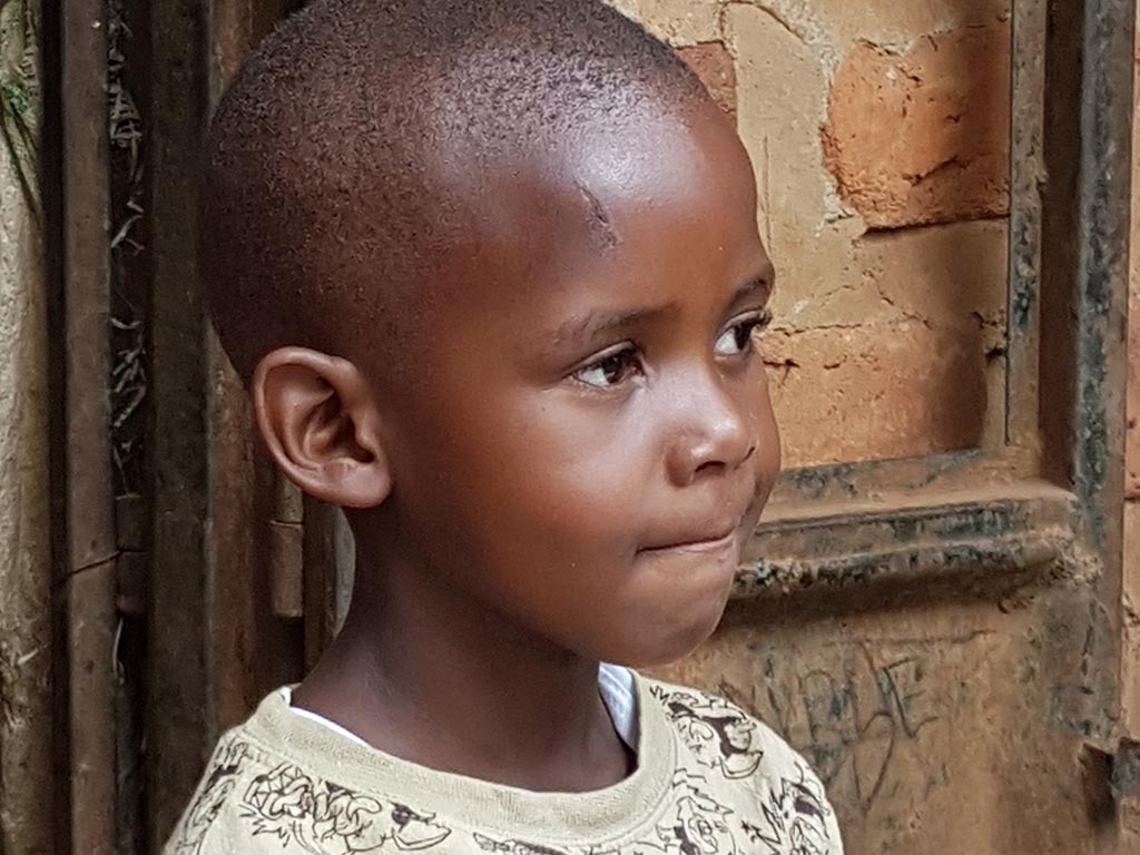 Afrikanisches Kind steht vor der Tüt