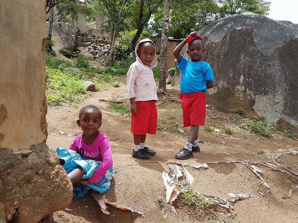 Afrikanische Patenkinder spielen
